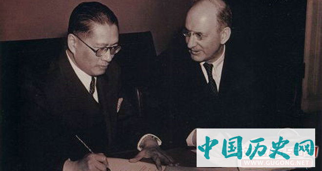 1942年，宋子文与美国财长摩根索签署财政借款后合影。
