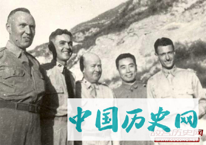 左起：Navy Lt. Herbert Hitch，Ray Ludden（雷·卢登）， Col. Barrett（包瑞德），周恩来， John Service（谢伟思），1944年7月在延安合影。
