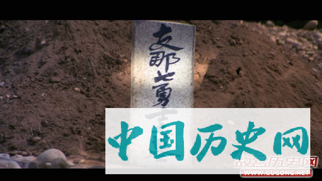 张彻以“古北口七勇士”为故事原型改编的电影《八道楼子》，1976年出品。图为电影中日军为七勇士修墓立碑的剧照