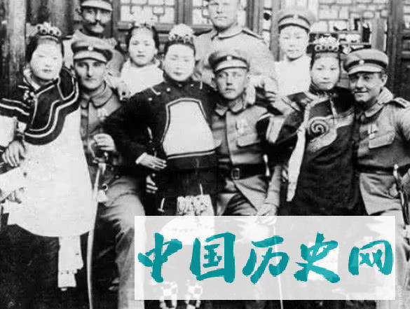 最诡异的晚清老照片,图2科学家也解释不了,图三为强搂妇女!