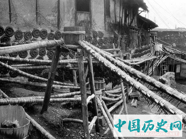 四川老照片：二十年代末四川盆地 古老的天然气煮盐