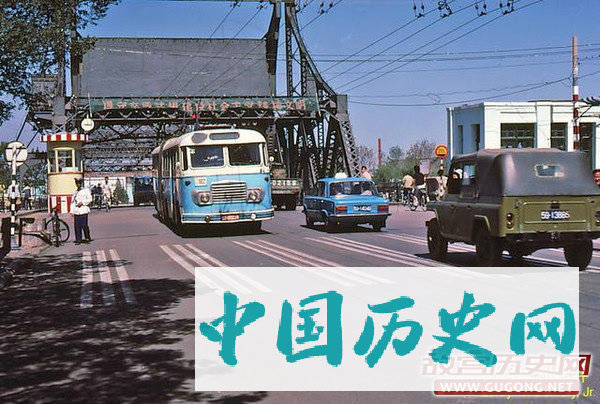 80年代老照片：八十年代交通工具 无轨电车