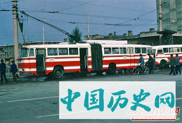 80年代老照片：八十年代交通工具 无轨电车