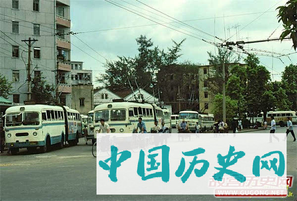 80年代老照片：八十年代交通工具 无轨电车