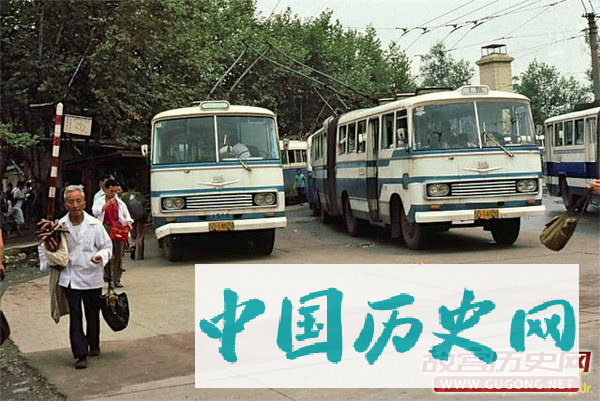 80年代老照片：八十年代交通工具 无轨电车