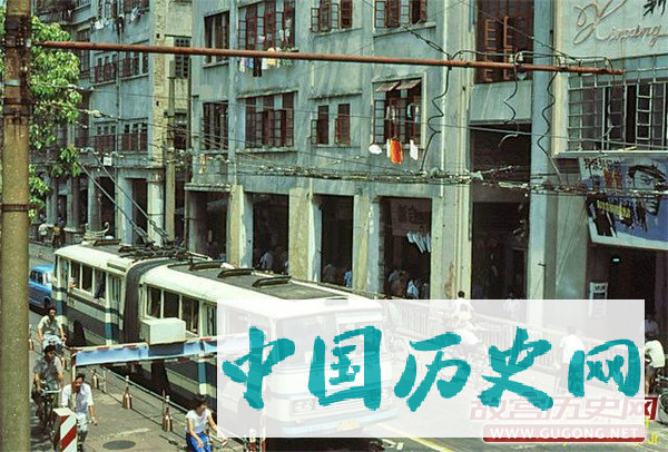 80年代老照片：八十年代交通工具 无轨电车