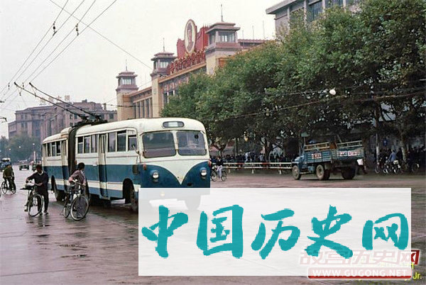 80年代老照片：八十年代交通工具 无轨电车