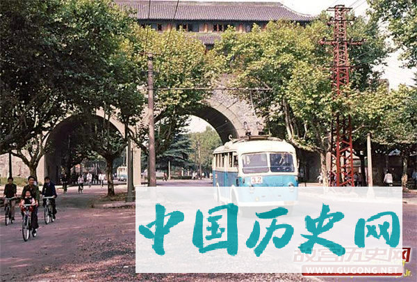 80年代老照片：八十年代交通工具 无轨电车