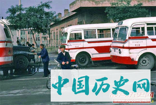 80年代老照片：八十年代交通工具 无轨电车