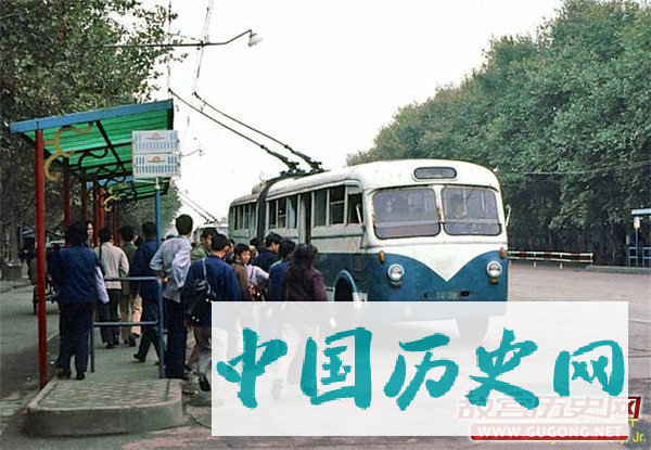 80年代老照片：八十年代交通工具 无轨电车
