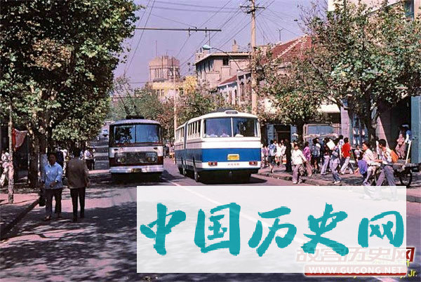 80年代老照片：八十年代交通工具 无轨电车