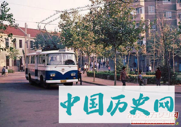 80年代老照片：八十年代交通工具 无轨电车