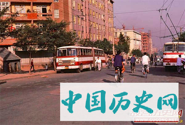 80年代老照片：八十年代交通工具 无轨电车