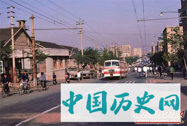 80年代老照片：八十年代交通工具 无轨电车
