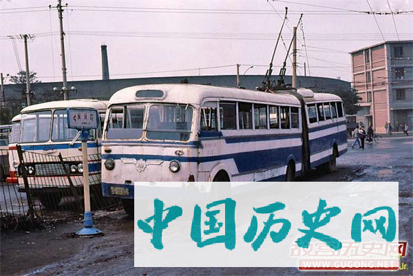 80年代老照片：八十年代交通工具 无轨电车