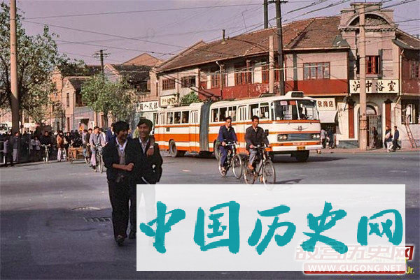 80年代老照片：八十年代交通工具 无轨电车