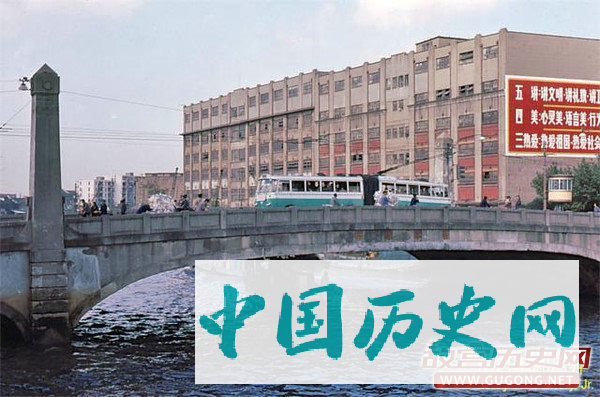80年代老照片：八十年代交通工具 无轨电车
