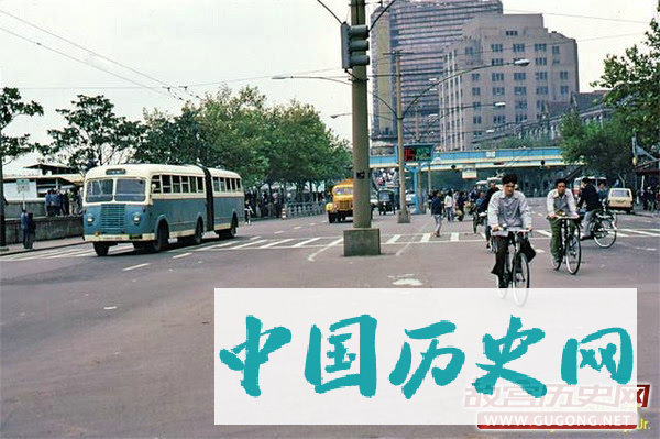 80年代老照片：八十年代交通工具 无轨电车