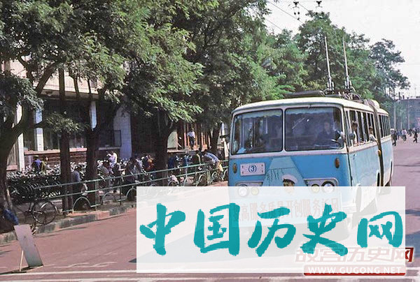 80年代老照片：八十年代交通工具 无轨电车