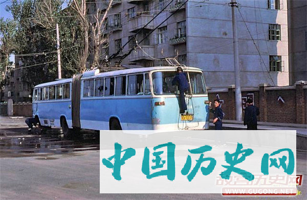 80年代老照片：八十年代交通工具 无轨电车