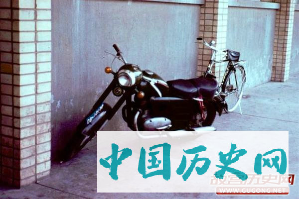80年代老照片：街拍1981年的交通工具