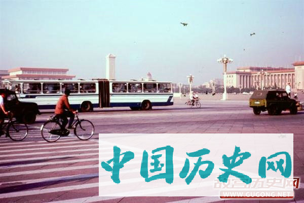 80年代老照片：街拍1981年的交通工具