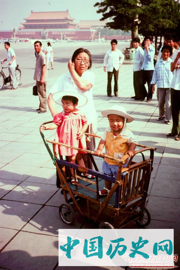 80年代老照片：街拍1981年的交通工具