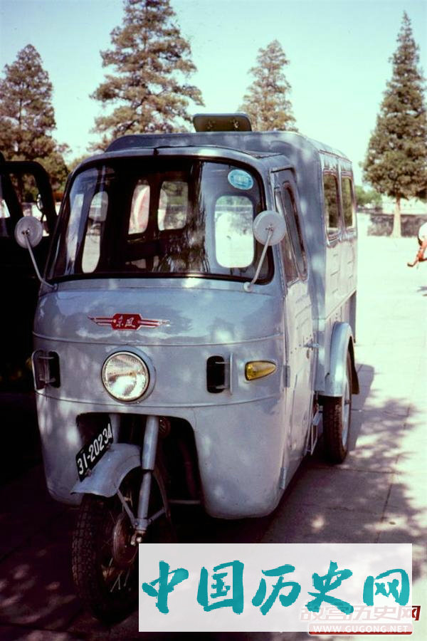 80年代老照片：街拍1981年的交通工具