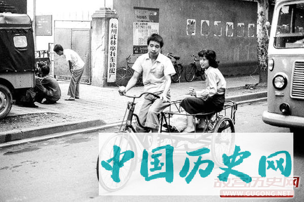 80年代老照片：美国游客1983年中国行 少见的开平街景