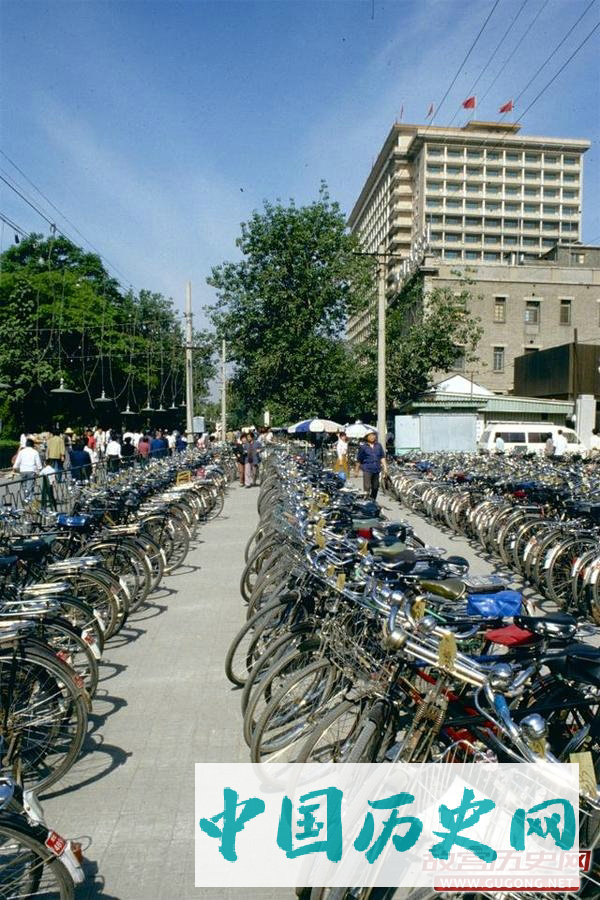 80年代老照片：1988年的北京街景 首届旅游年