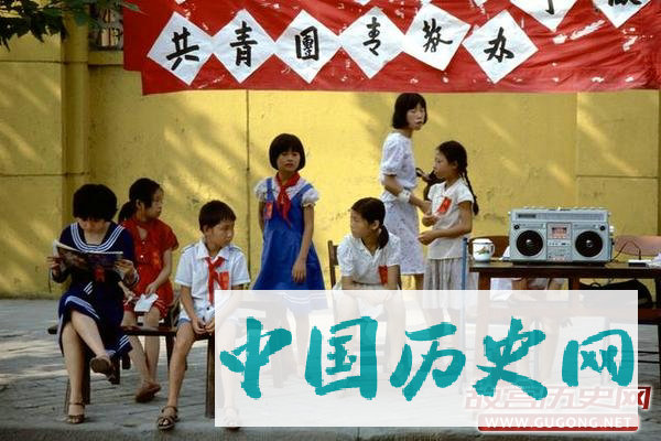 80年代老照片：美好的童年记忆 八十年代的红领巾们
