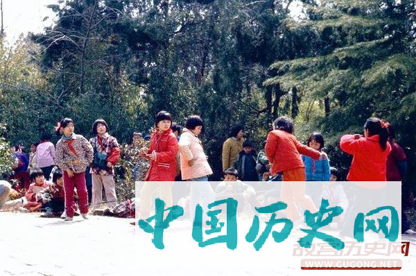 80年代老照片：美好的童年记忆 八十年代的红领巾们