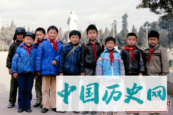 80年代老照片：美好的童年记忆 八十年代的红领巾们