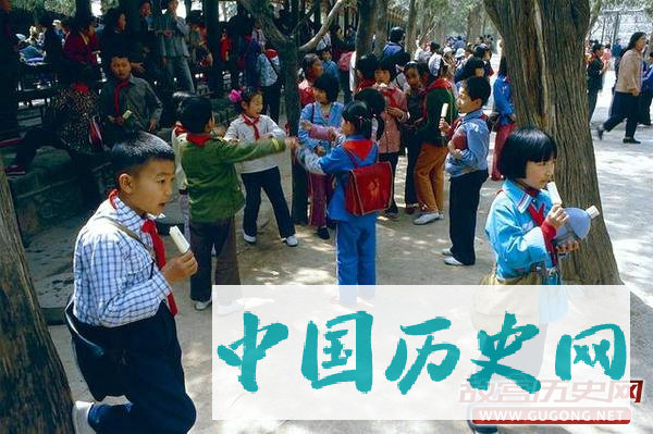 80年代老照片：美好的童年记忆 八十年代的红领巾们