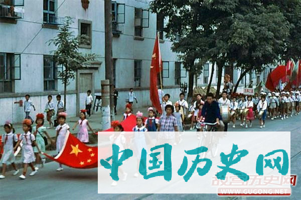 80年代老照片：美好的童年记忆 八十年代的红领巾们