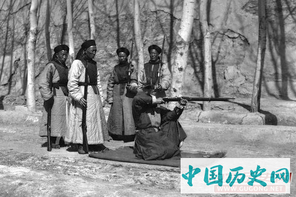 新疆老照片：清末屯田戍边的军队 女眷练步枪