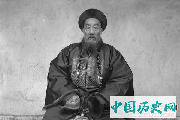 新疆老照片：清末屯田戍边的军队 女眷练步枪