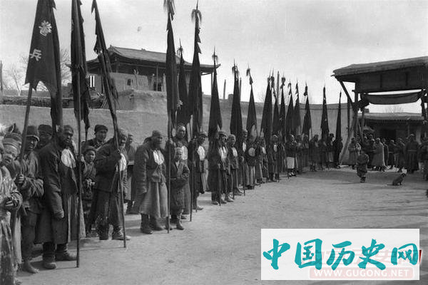 新疆老照片：清末屯田戍边的军队 女眷练步枪