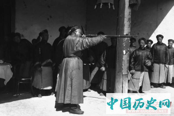 新疆老照片：清末屯田戍边的军队 女眷练步枪