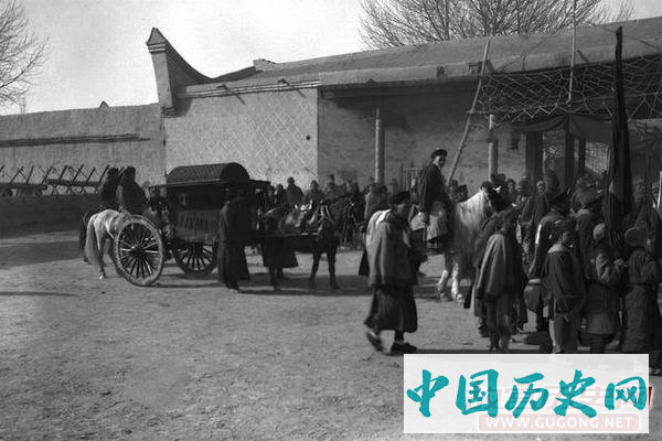 新疆老照片：清末屯田戍边的军队 女眷练步枪