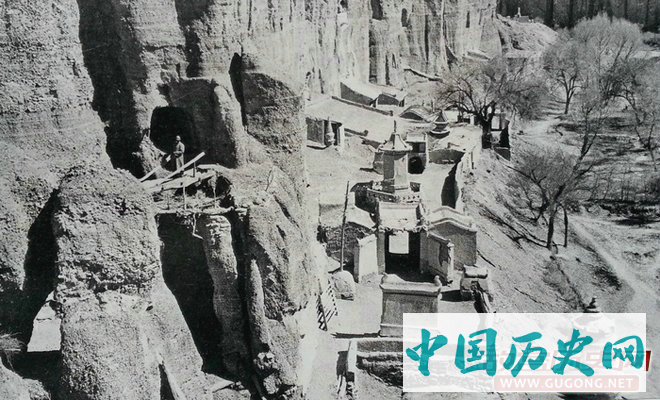 甘肃榆林窟外景，1943年。罗寄梅摄。图中左侧桥上站立者为张大千