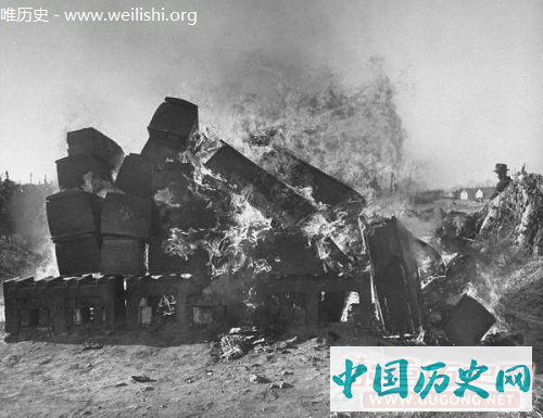 老照片：1947年拍摄的收尸队