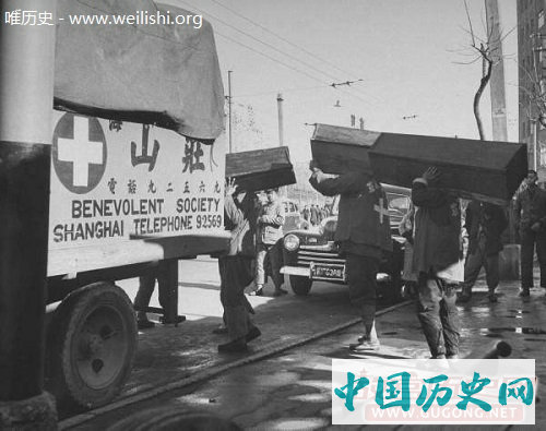 老照片：1947年拍摄的收尸队
