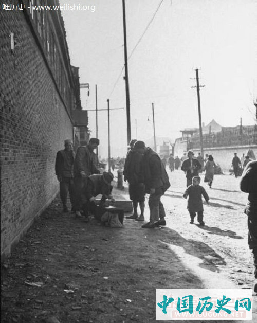 老照片：1947年拍摄的收尸队