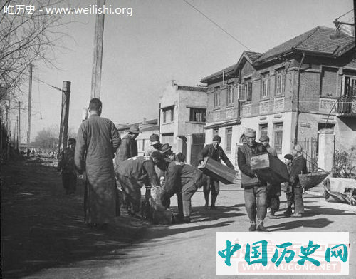 老照片：1947年拍摄的收尸队