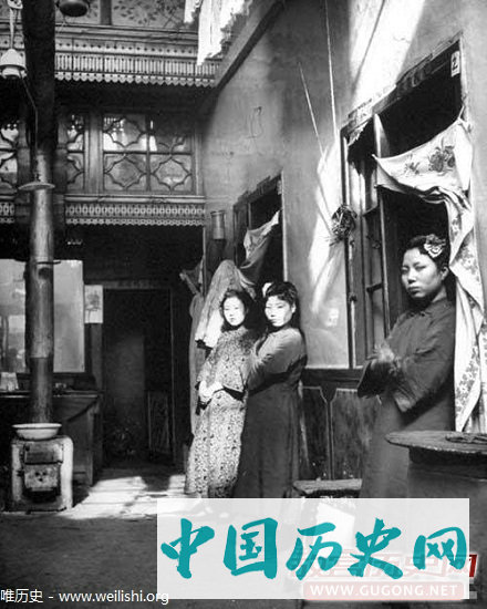沈阳老照片：1946年沈阳妓院的窑姐儿