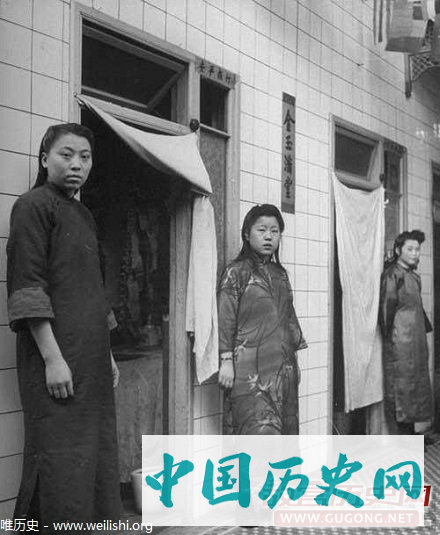 沈阳老照片：1946年沈阳妓院的窑姐儿
