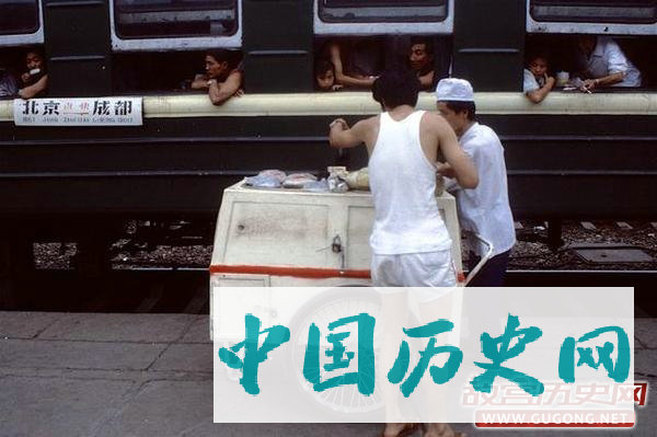 老照片：见证了我们成长的绿皮火车 1985年