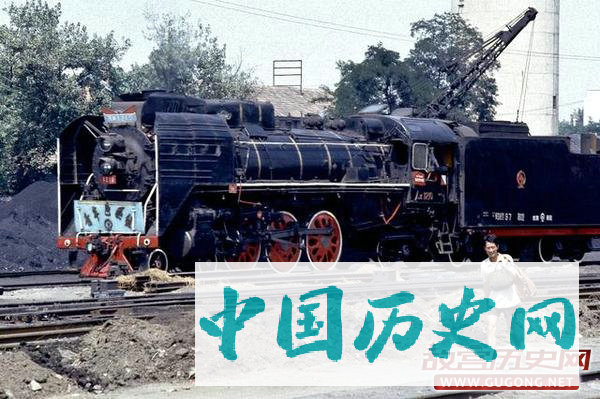 老照片：见证了我们成长的绿皮火车 1985年