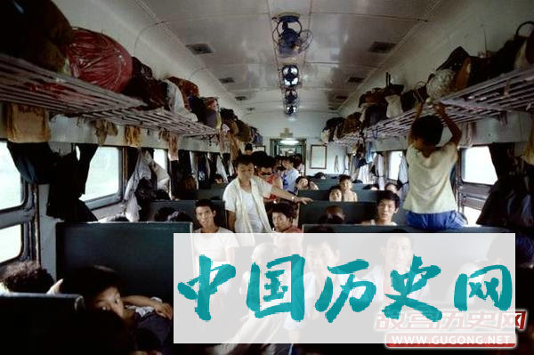 老照片：见证了我们成长的绿皮火车 1985年